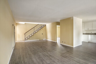 1001-1003 W Myrtle St in Santa Ana, CA - Building Photo - Interior Photo