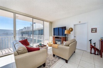 7601 E Treasure Dr, Unit PH224 in North Bay Village, FL - Foto de edificio - Building Photo