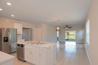 18517 Cronin Sand Ln in North Fort Myers, FL - Building Photo - Building Photo