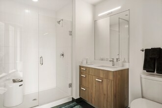 450 E Waterside Dr in Chicago, IL - Building Photo - Building Photo