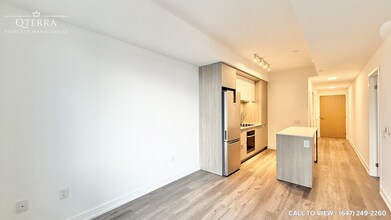 395 Square One Dr in Mississauga, ON - Building Photo - Building Photo