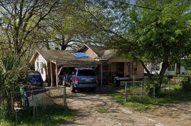 3306 W Poplar St in San Antonio, TX - Building Photo - Building Photo