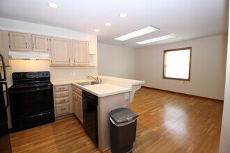 107 Saugatuck Ave in Westport, CT - Building Photo - Building Photo