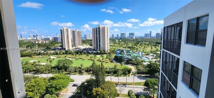 20100 W Country Club Dr in Aventura, FL - Foto de edificio - Building Photo