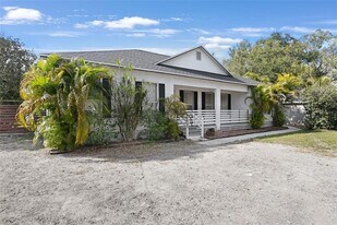 704 Grape Ave in St. Cloud, FL - Building Photo