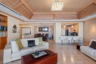 3 Grove Isle Dr in Miami, FL - Building Photo - Building Photo