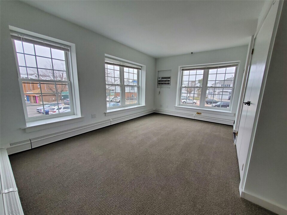 100 Mariners Way in Port Jefferson, NY - Building Photo