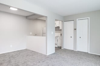 Cove On 13 - Roseville, MI in Roseville, MI - Foto de edificio - Interior Photo