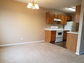 Colonial Court in Alexandria, MN - Building Photo - Building Photo