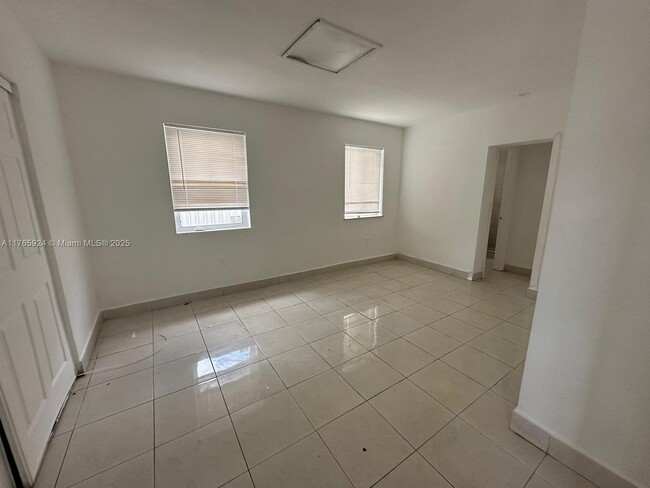 10150 NW 8th Ave in Miami, FL - Foto de edificio - Building Photo
