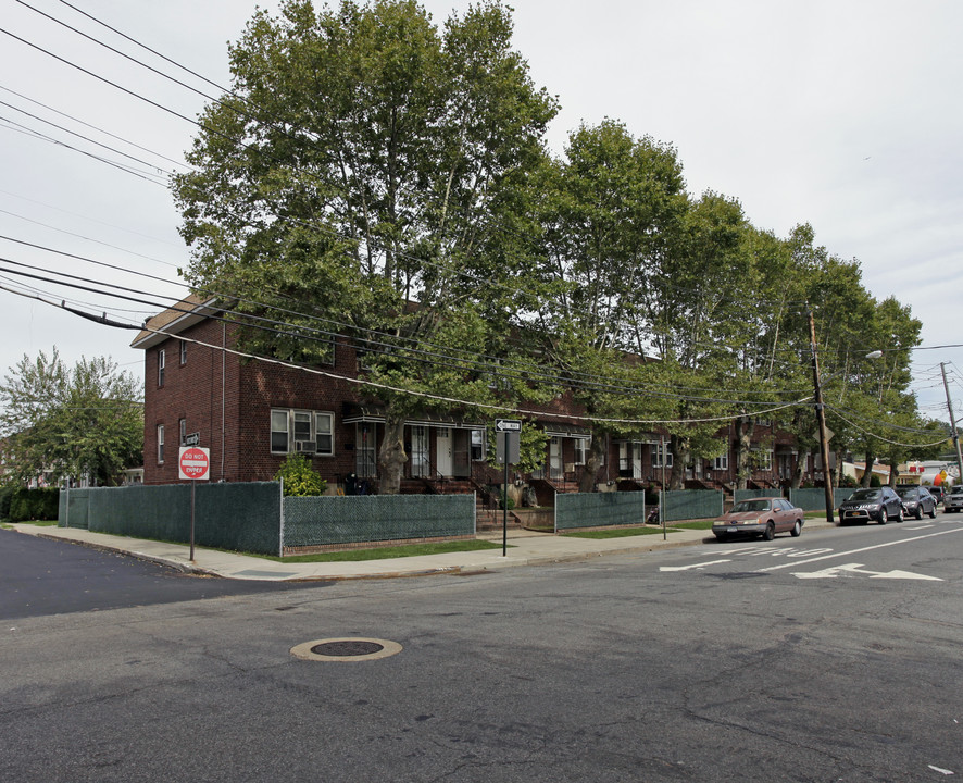 261 Lincoln Ave in Staten Island, NY - Building Photo