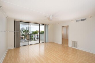 3703 NE 166th St in North Miami Beach, FL - Foto de edificio - Building Photo