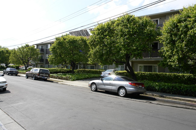 240 Linden St in Redwood City, CA - Building Photo - Building Photo