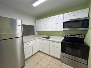 19825 SW 114th Ave in Miami, FL - Foto de edificio - Building Photo