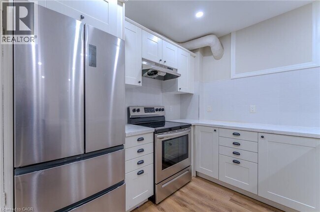 100 Charlton Ave W in Hamilton, ON - Building Photo - Building Photo