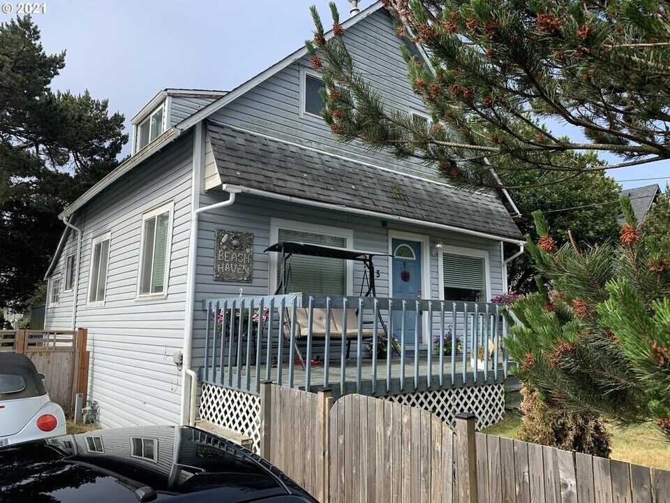 325 8th Ave in Seaside, OR - Building Photo