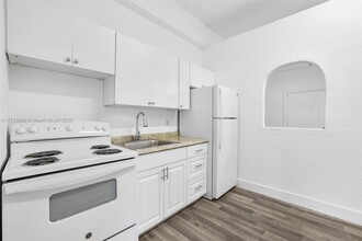 2300 W Flagler St in Miami, FL - Building Photo - Building Photo