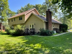 8 Timberwick Dr in Clifton Park, NY - Building Photo - Building Photo