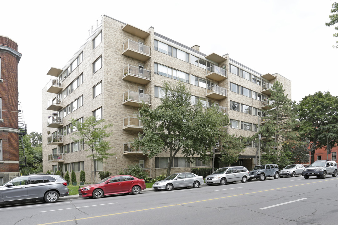 The Summit Apartments in Westmount, QC - Building Photo