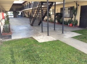 9855 Lower Azusa Rd in El Monte, CA - Building Photo - Building Photo