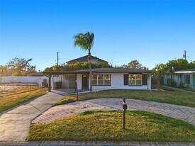 2470 Del Rio Way in Dunedin, FL - Building Photo