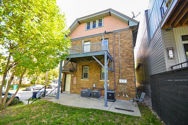 1645 N Astor St, Unit 2 in Milwaukee, WI - Foto de edificio - Building Photo
