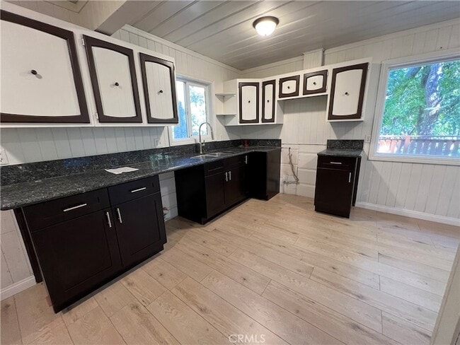 782 N Village Ln in Crestline, CA - Foto de edificio - Building Photo