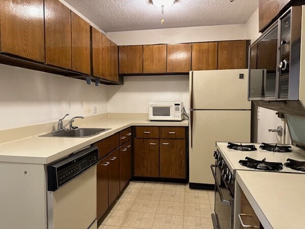 77 Pond Ave, Unit 203 in Brookline, MA - Building Photo - Building Photo