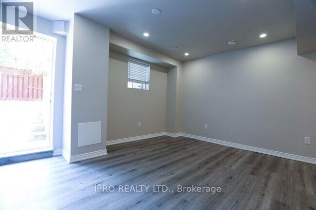 1275 Prestonwood Crescent in Mississauga, ON - Building Photo - Building Photo