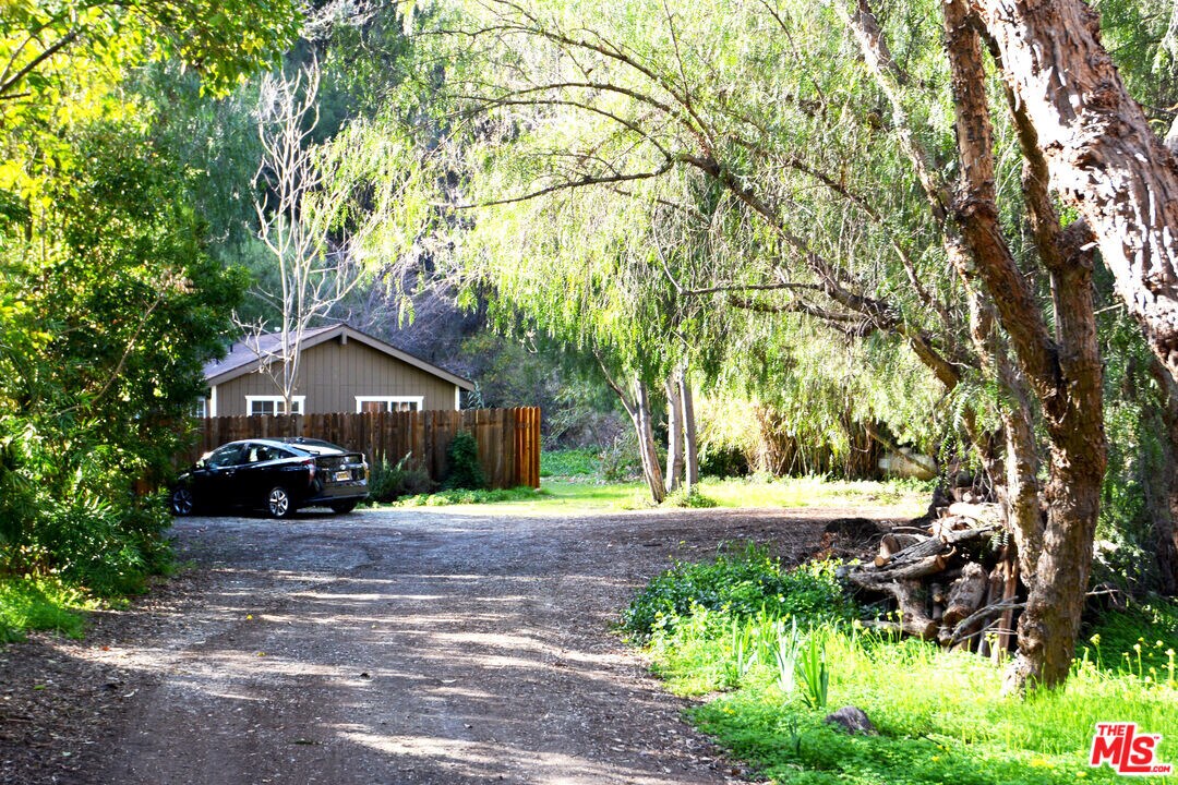 1675 Happy Trail in Topanga, CA - Building Photo