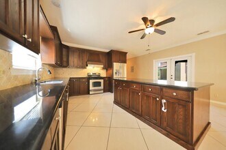 232 Lake Powell Dr in Laredo, TX - Building Photo - Building Photo