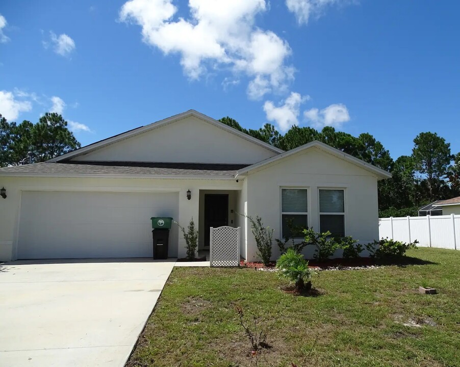 16 Frenora Ln in Palm Coast, FL - Building Photo