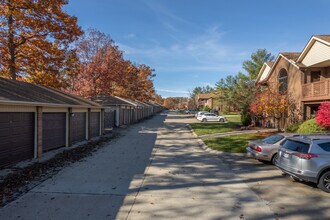 The Courts of Country Lakes Condominiums in Broadview Heights, OH - Foto de edificio - Building Photo