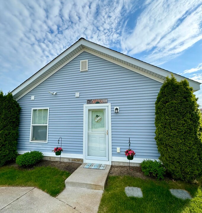 1085 Weathervane Pl in Traverse City, MI - Building Photo