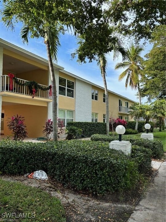 546 Broad Ave S in Naples, FL - Foto de edificio