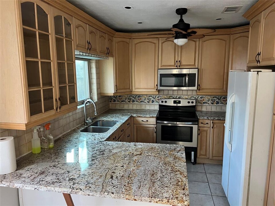 11213 Briar Forest Dr in Houston, TX - Building Photo
