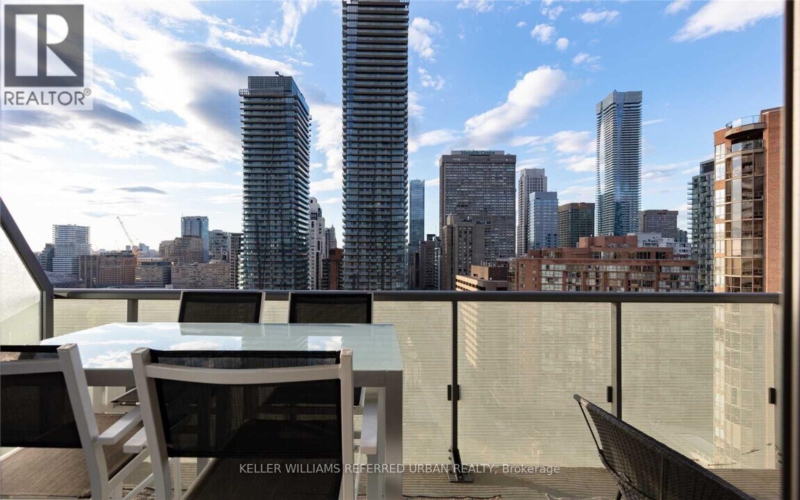 57 St Joseph St in Toronto, ON - Building Photo