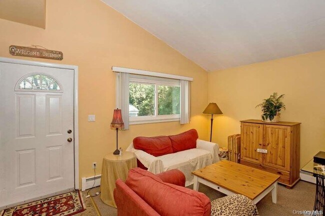 843 Outlook Ave in West Babylon, NY - Building Photo - Building Photo
