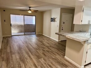 4554 E Paradise Village Pky N, Unit 4554 in Phoenix, AZ - Building Photo - Building Photo