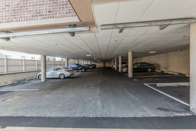 West Gate Apartments of Caldwell in Caldwell, NJ - Foto de edificio - Building Photo