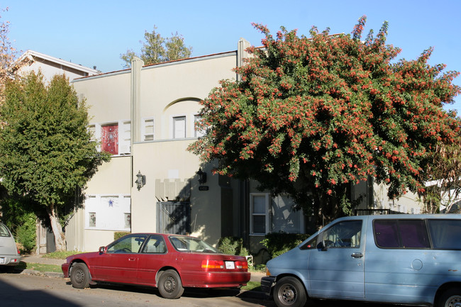 1122 Gladys Ave in Long Beach, CA - Foto de edificio - Building Photo