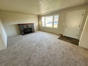 1069 Evergreen Ave NE in Salem, OR - Building Photo - Building Photo