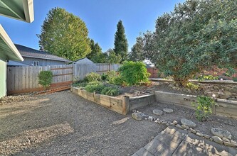 1853 Valley View Dr in Medford, OR - Building Photo - Building Photo