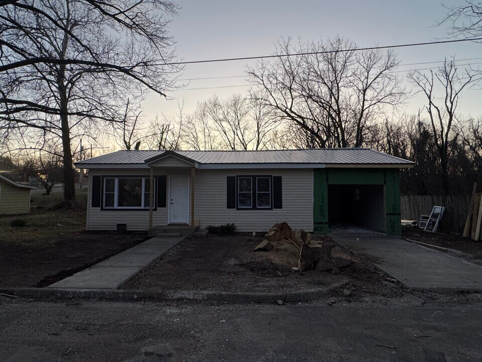 505 N Chapman Ave in Mountain Grove, MO - Building Photo
