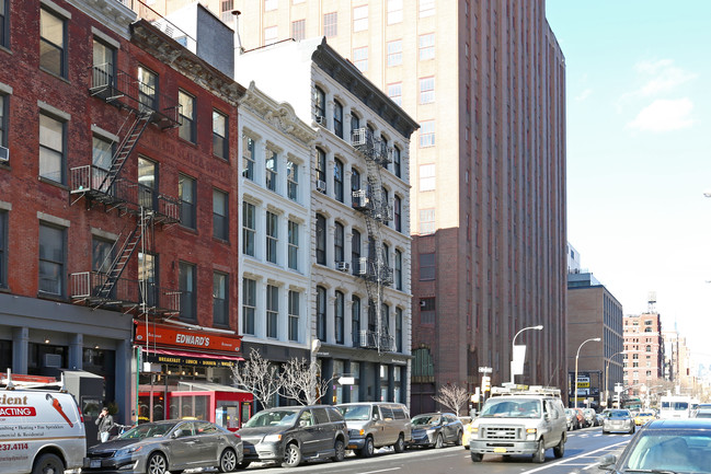 140 W Broadway in New York, NY - Foto de edificio - Building Photo