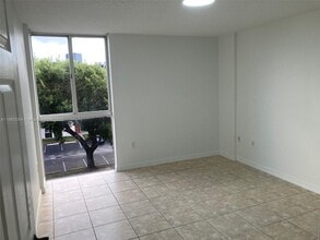 6995 NW 186th St, Unit E403 in Hialeah, FL - Foto de edificio - Building Photo