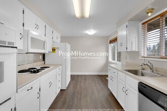 18133 SE Ed Anna Ct in Milwaukie, OR - Building Photo - Building Photo