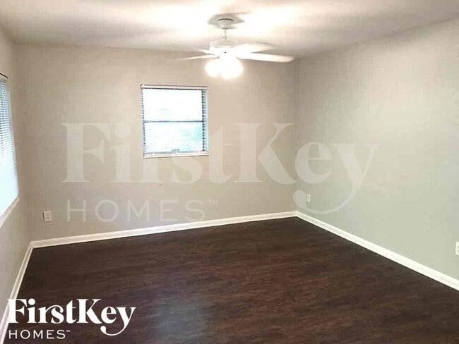 9305 N Forest Hills Dr in Tampa, FL - Building Photo - Building Photo