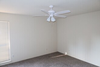 400 Pimentel Way in Sacramento, CA - Building Photo - Building Photo