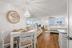 8817 S Thomas Dr in Panama City Beach, FL - Building Photo